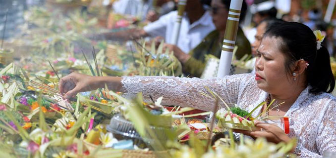 Khidmat dan Penuh Makna, Umat Hindu Gelar Persembahyangan Galungan