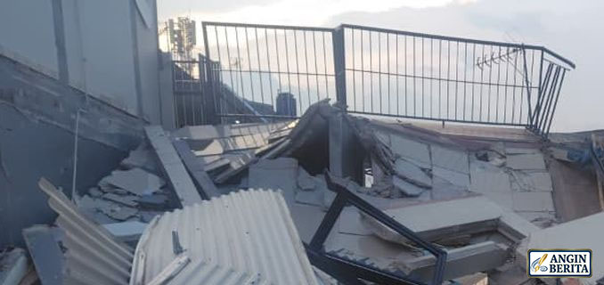 Detik-Detik Bangunan Parkir di Koja Ambruk