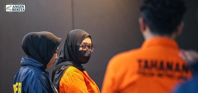 Tampang Ayu Puspita Pakai Baju Tahanan Saat Digiring Polisi