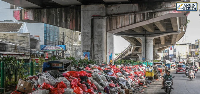 Warga Resah, Sampah Menumpuk di Bawah Flyover Ciputat